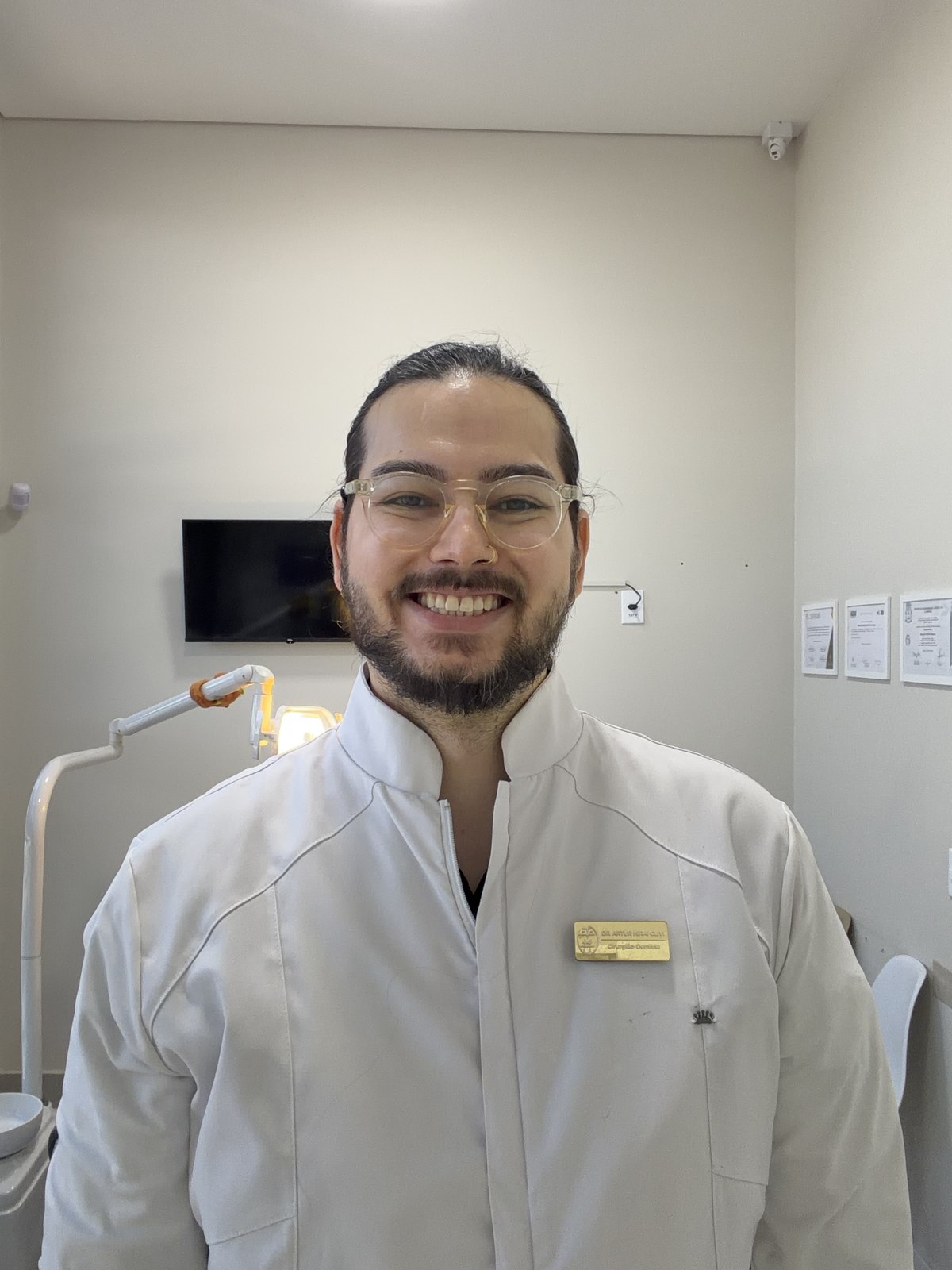 Dr. Artur Hirai, cirurgião-dentista, no consultório