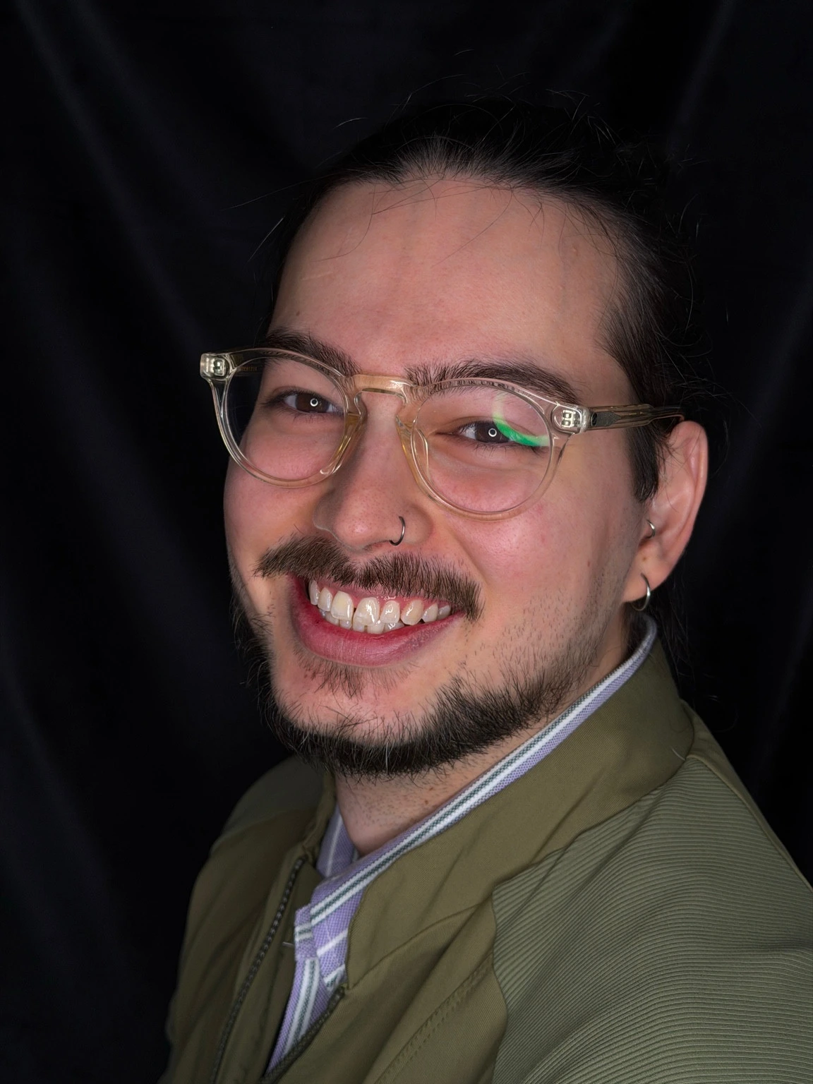 Dr. Artur Hirai, cirurgião-dentista, no consultório